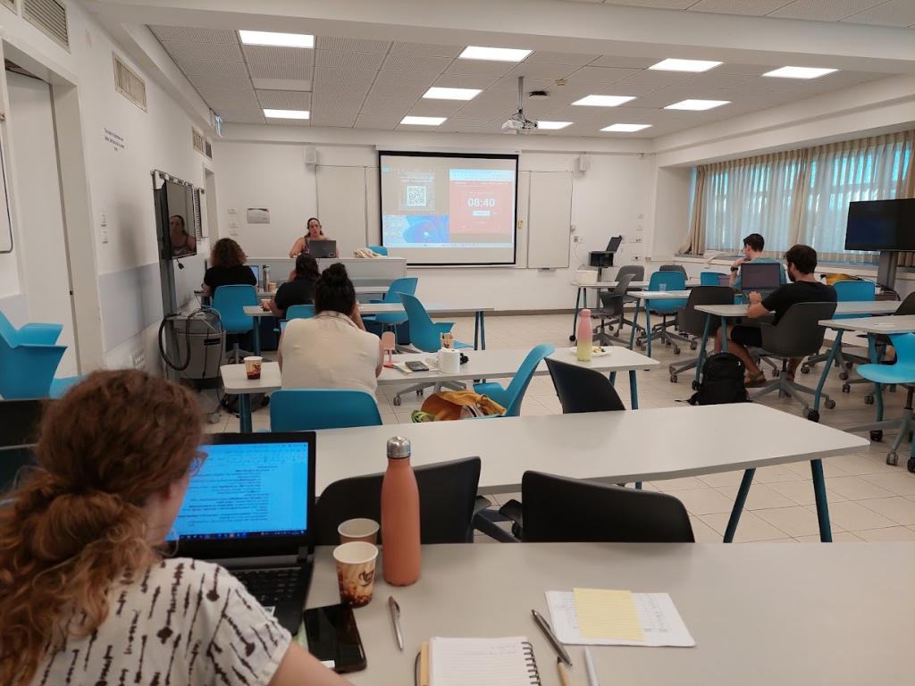 תמונה של כיתה כותבת