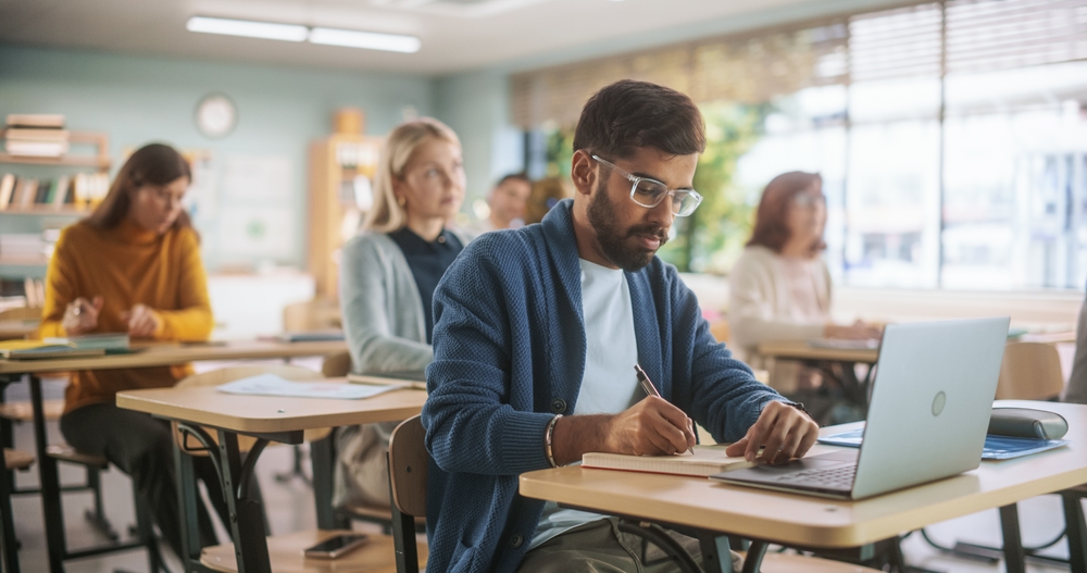 סטודנטים יושבים וכותבים על המחשב