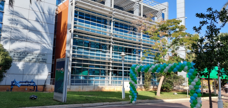 בנין היחידה ללימודים בין תחומיים עם שער בלונים