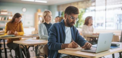 סטודנטים יושבים וכותבים על המחשב
