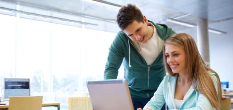 סטודנטים לומדים יחד וכותבים במחשב