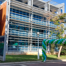 בנין היחידה ללימודים בין תחומיים עם שער בלונים