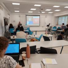 תמונה של כיתה כותבת